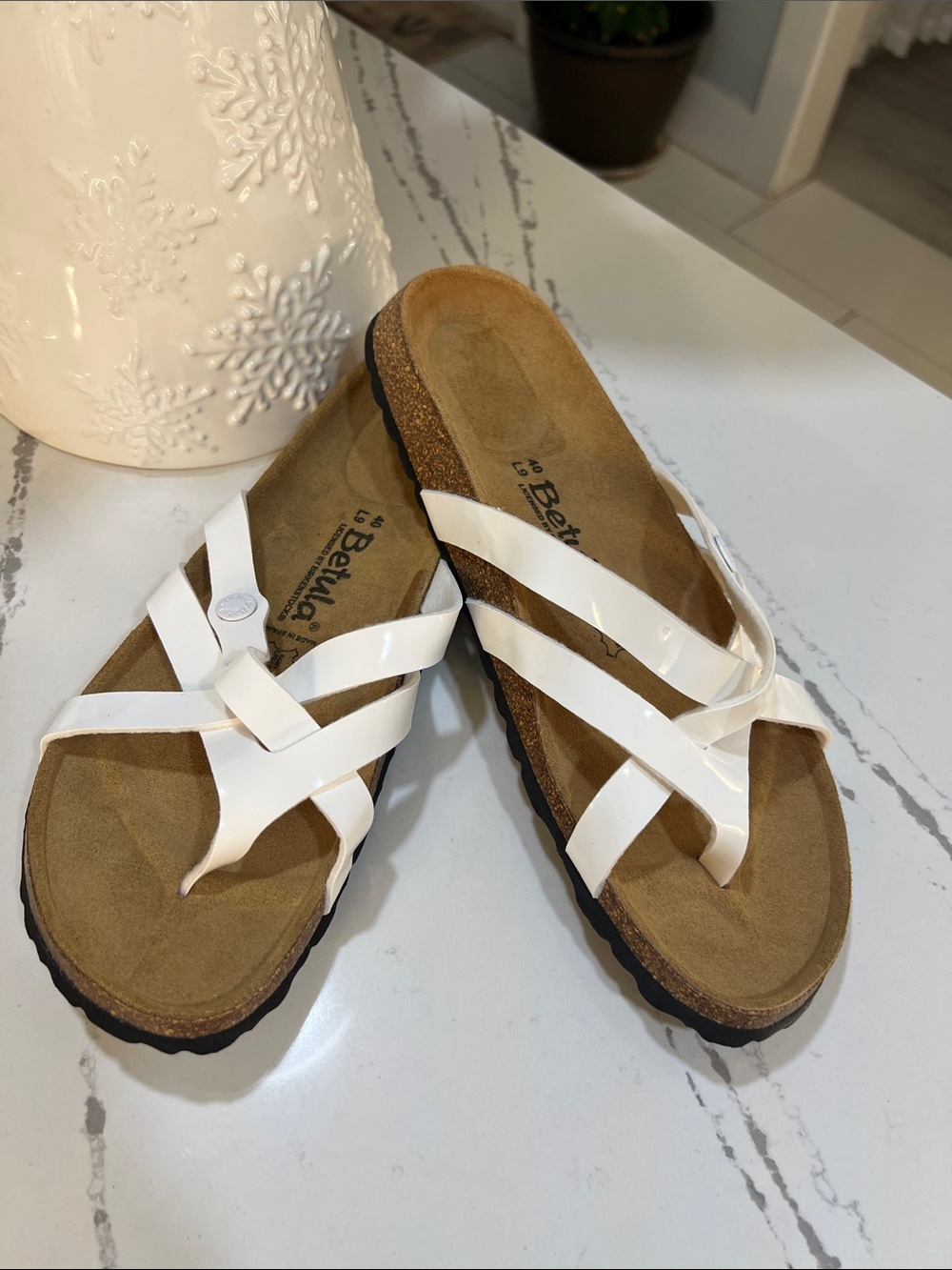 Betula by Birkenstock Women’s White Patent Crisscross Cork Sandals size 9 (EU40)